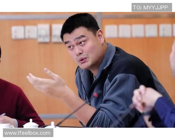 姚明怒视裁判引发热议球场内外对判罚公正性展开激烈讨论 姚明怒视裁判引发热议球场内外对判罚公正性展开激烈讨论