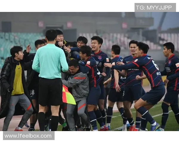 重庆大学生足球团队跻身中超联赛,引发关注和期待 重庆大学生足球团队跻身中超联赛,引发关注和期待